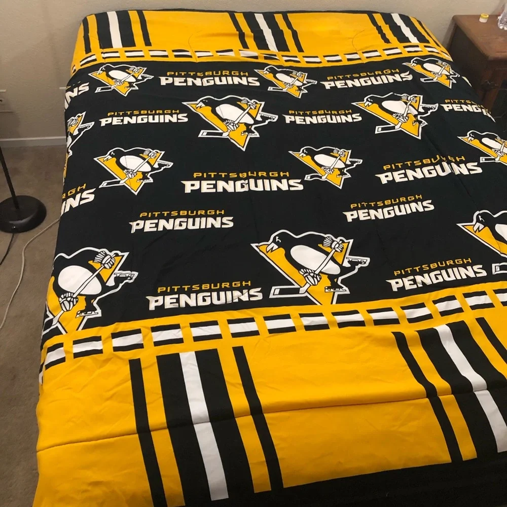 NHL Pittsburgh Penguins Hockey Reversible Queen Size Comforter Blanket 80”x84”